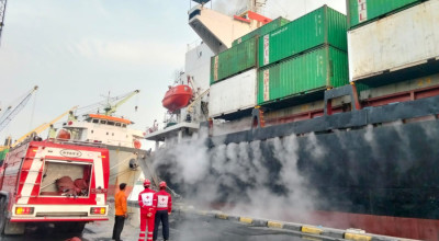 Kapal Kontainer Verizon Terbakar di Tanjung Perak, 19 Unit Damkar Dikerahkan
