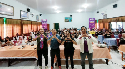 AXIS Latih Siswa SMAN 12 Surabaya Kuasai Teknologi AI Kreatif