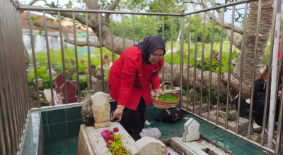 Peringati Hari Ibu, Kader PDIP Tulungagung Ziarahi Makam Sarinah