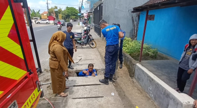 Kunci Motor Jatuh Ke Parit, Siswi Tulungagung Panggil Damkar