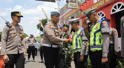 Tim Biroprovos Divpropam Mabes Polri Tinjau Pos Pelayanan Alun-Alun Kota Kediri