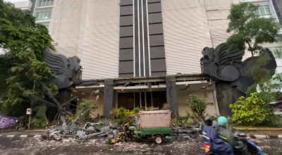 Gapura Paduraksa di Gedung Pemkab Lamongan Ambruk Diterjang Puting Beliung