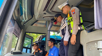 Pastikan Nataru Aman, Polres Lamongan Ramp Check dan Tes Urine Sopir Bus
