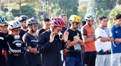 Duka untuk Aceh-Sumatra, Puluhan Pesepeda Gelar Salat Ghaib di Surabaya