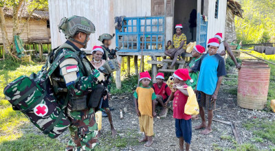 Natal di Yahukimo: Saat Topi Merah Marinir Warnai Senyum Bocah Papua