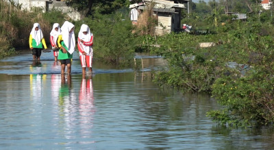 Siswa Lamongan Nekat Terjang Banjir untuk Sekolah