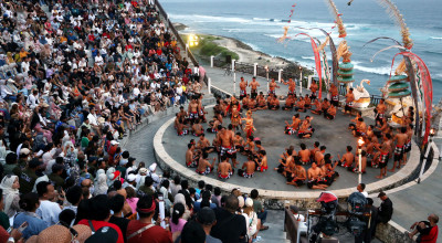 Foto: Menghidupkan Legenda Titi Situbanda dalam Harmoni Tari Kecak Bali