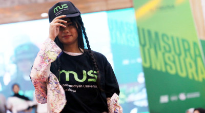 Foto: Catwalk Fashion Show Perkenalkan Identitas Baru UMSURA