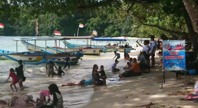 Libur Natal 2025, Wisatawan Padati Kawasan Pantai di Trenggalek