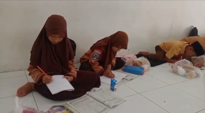 Banjir Belum Surut, Siswa SDN Somosari Lamongan Terpaksa Belajar di Musala