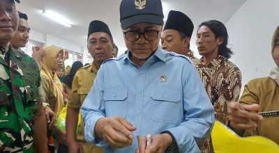 Menko Zulhas Borong Sembako saat Kunjungi KDMP Doyomulyo Lamongan