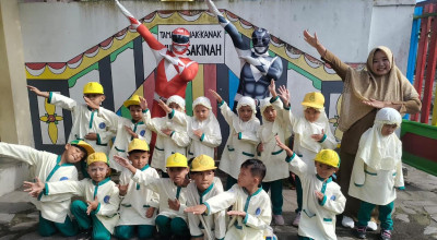 Petugas SPPG Kebonsari Jember Kenakan Kostum Power Rangers Saat Antar MBG