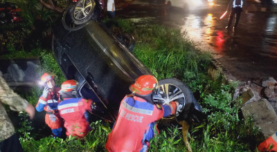 Mobil Terjun ke Sungai di Mulyorejo, Tim Rescue Damkar Surabaya Lakukan Evakuasi