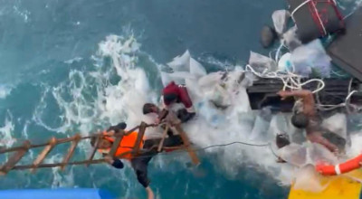 Detik-detik Evakuasi 18 ABK KM Puji Manunggal Sejati di Tengah Laut