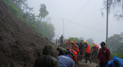 Tebing 35 Meter Jalur Wisata Bromo Via Malang Longsor