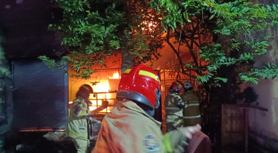 Rumah Dua Lantai di Sawahan Surabaya Terbakar, Enam Penghuni Alami Luka Bakar