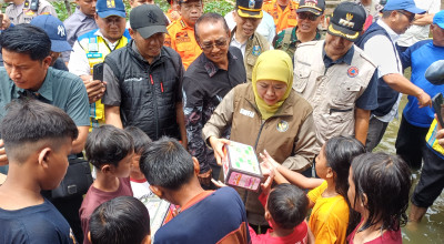 Siaga Banjir, Gubernur Khofifah Kunjungi Warga Terdampak di Lamongan
