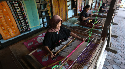 Foto: Desa Sukarara, Pusat Tenun Songket Berkelas dari Lombok