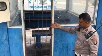 Satlantas Polres Tulungagung Pasang Pintu Pengaman di Pos Polisi