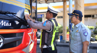 Satlantas Polres Gresik Ramp Check Bus dan Tes Urine Pengemudi di Terminal Bunder