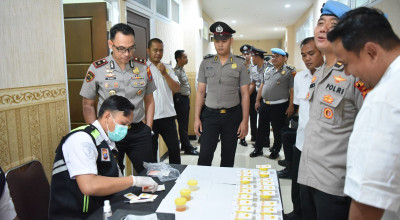 Pastikan Jajaran Bersih Narkoba, Polres Gresik Gelar Tes Urine Mendadak
