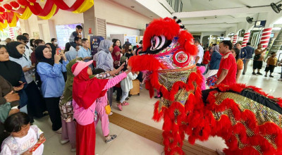 Semarak Imlek 2026 di Stasiun Surabaya, Ada Barongsai dan Jeruk Gratis