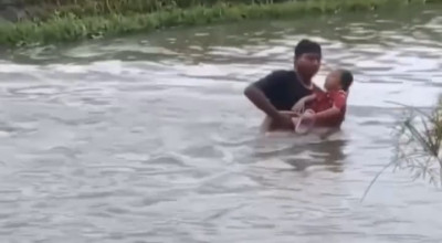 Bocah di Tulungagung Teseret Arus Sungai, Video Aksi Penyelamatannya Viral