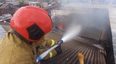 Rumah 2 Lantai di Surabaya Terbakar, Gang Sempit Jadi Tantangan Pemadaman