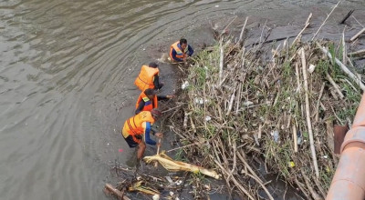 DLHKP Kota Kediri Bersih-bersih Cagar Budaya Jembatan Lama