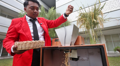 Gak Perlu Jemur di Jalan Lagi, Mahasiswa Surabaya Ciptakan Alat Pengering Padi