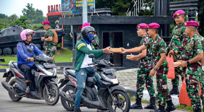 Marinir Sisihkan Gaji, Prajurit Yonif 1 Bagi Takjil di Jalan Juanda
