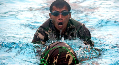 Brigif 2 Marinir Uji Ketangkasan Tempur Lewat Lomba Renang Ponco