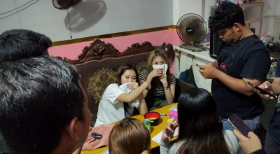 Polres Gresik Gerebek Ruko Karaoke, Puluhan Botol Miras Diamankan