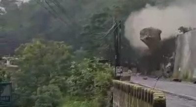 Batu Raksasa Longsor Tutup Jalur Trenggalek-Ponorogo