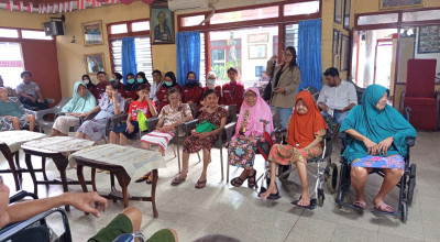 Foto: Forum Wartawan Surabaya Berbagi Kebahagiaan dengan Lansia