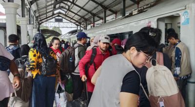Akhir Pekan Padat, 50 Ribu Penumpang Kereta Penuhi Stasiun Daop 8 Surabaya