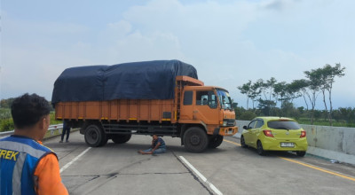 Hindari Tabrakan, Truk Fuso Melintang Blokir Seluruh Lajur Tol Pandaan-Malang