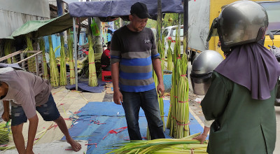 Pedagang Janur di Lamongan Diserbu Warga yang Antusias Rayakan Lebaran Ketupat
