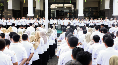 Gubernur Khofifah Pimpin Apel Pagi, Umumkan Kebijakan WFH bagi ASN Setiap Rabu