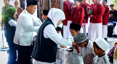 Gubernur Khofifah dan Bupati Yani Salurkan Bantuan Rp7,6 M Untuk Warga Gresik