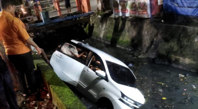 Mobil Avanza Tercebur Sungai di Menanggal Surabaya