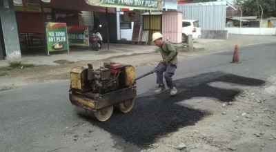 Jelang Lebaran, Perbaikan Jalan di Tulungagung Dikebut Pengerjaanya