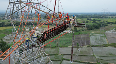 Perkuat Keandalan Listrik Jawa-Bali, PLN Ganti Isolator SUTET Paiton-Grati