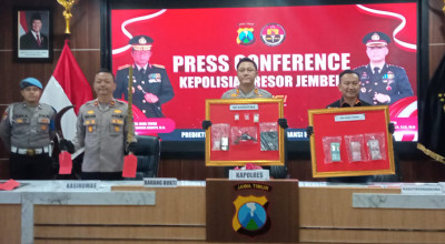 Gerebek Rumah Kosong Tempat Transaksi Narkoba, Polres Jember Temukan Senpi dan Samurai