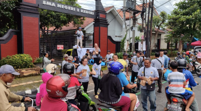 Relawan Suket Teki Kediri Bagi 1.500 Paket Takjil, Wujud Kepedulian di Bulan Ramadan
