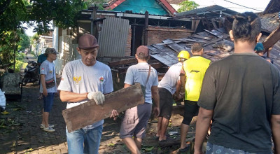 RSTN Kediri Bantu Warga Bersihkan Rumah Roboh Akibat Hujan Deras