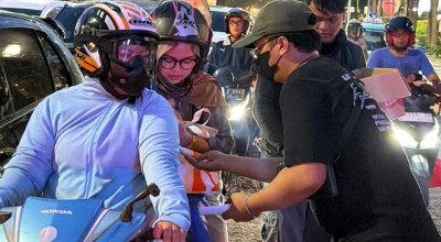 Relawan Siaga Kota Surabaya Bagi Takjil Sambil Edukasi Jalur Ambulance