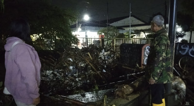 Sungai Serinjing Kediri Meluap Tersumbat Tumpukan Sampah