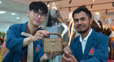 Mahasiswa Ubaya Ubah Limbah Kelapa Jadi Tas Bernilai