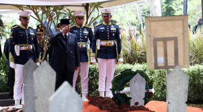 Foto: Presiden Prabowo Lepas Jenazah Try Sutrisno ke Peristirahatan Terakhir